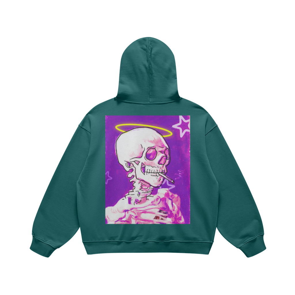 Felpa verde scuro con stampa di teschio con alito giallo e sigaretta su sfondo viola con stelle