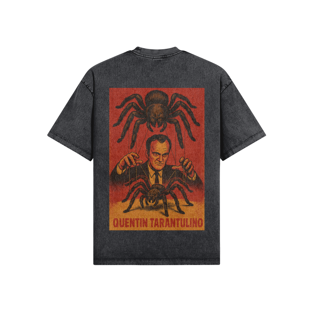 Grafica Quentin Tarantulino – poster vintage con tarantola gigante che muove un regista come una marionetta.